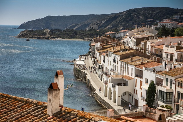 costa di taormina con scogli e mare blu intenso