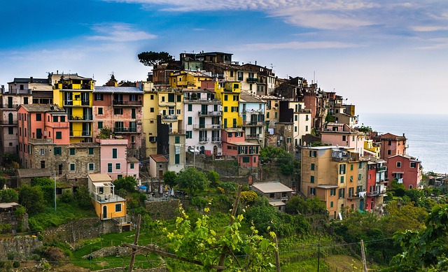 villaggi delle cinque terre con case colorate a picco sul mare