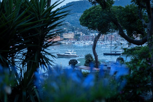 yacht ormeggiato in marina italiana pronto al noleggio