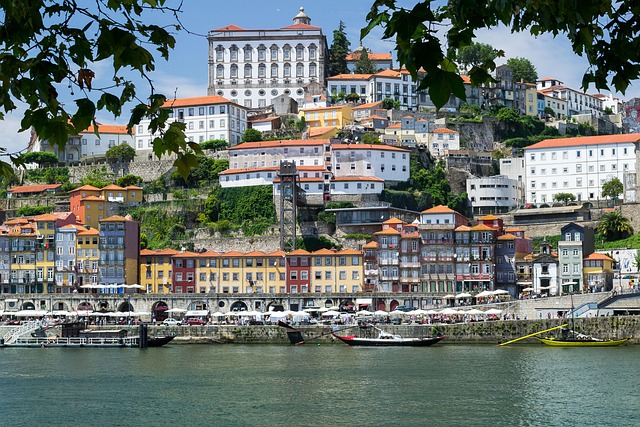 porto turistico italiano con yacht ormeggiati