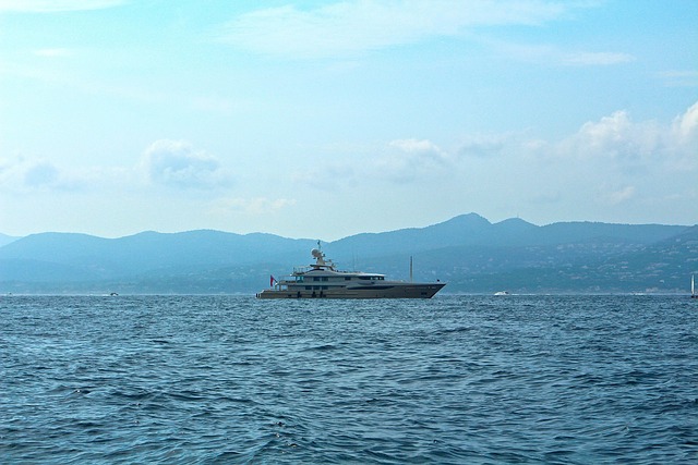 interni yacht moderni con dettagli di cabina e ponte