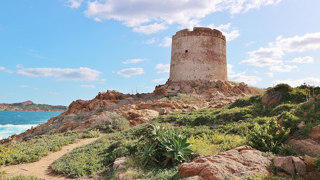 isola d'elba con costa rocciosa e mare limpido